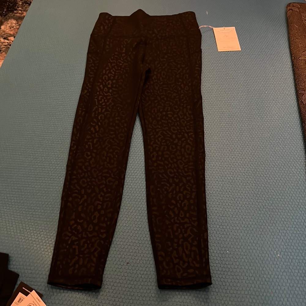 S.O.I. Collection black leopard leggings ankle length medium with pockets
